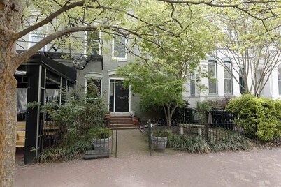 Above Maxwell Wine Bar - Super Central 2Bed 2Bath!