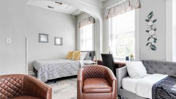 3 habitaciones, escritorio y tabla de planchar con plancha