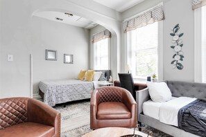 3 habitaciones, escritorio y tabla de planchar con plancha 