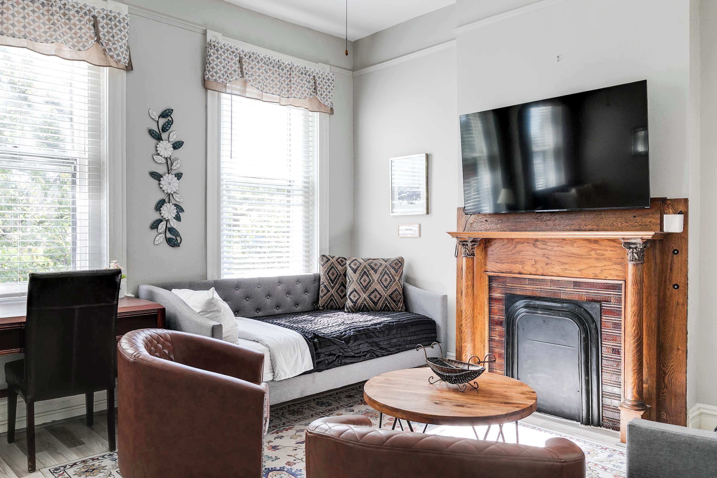 Tv, bøger, kontorer