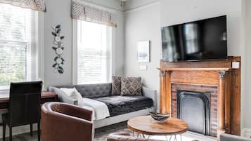 Televisión, libros y oficina