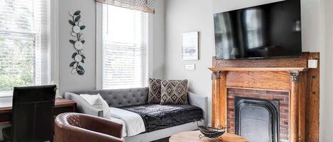 Televisión, libros, oficina