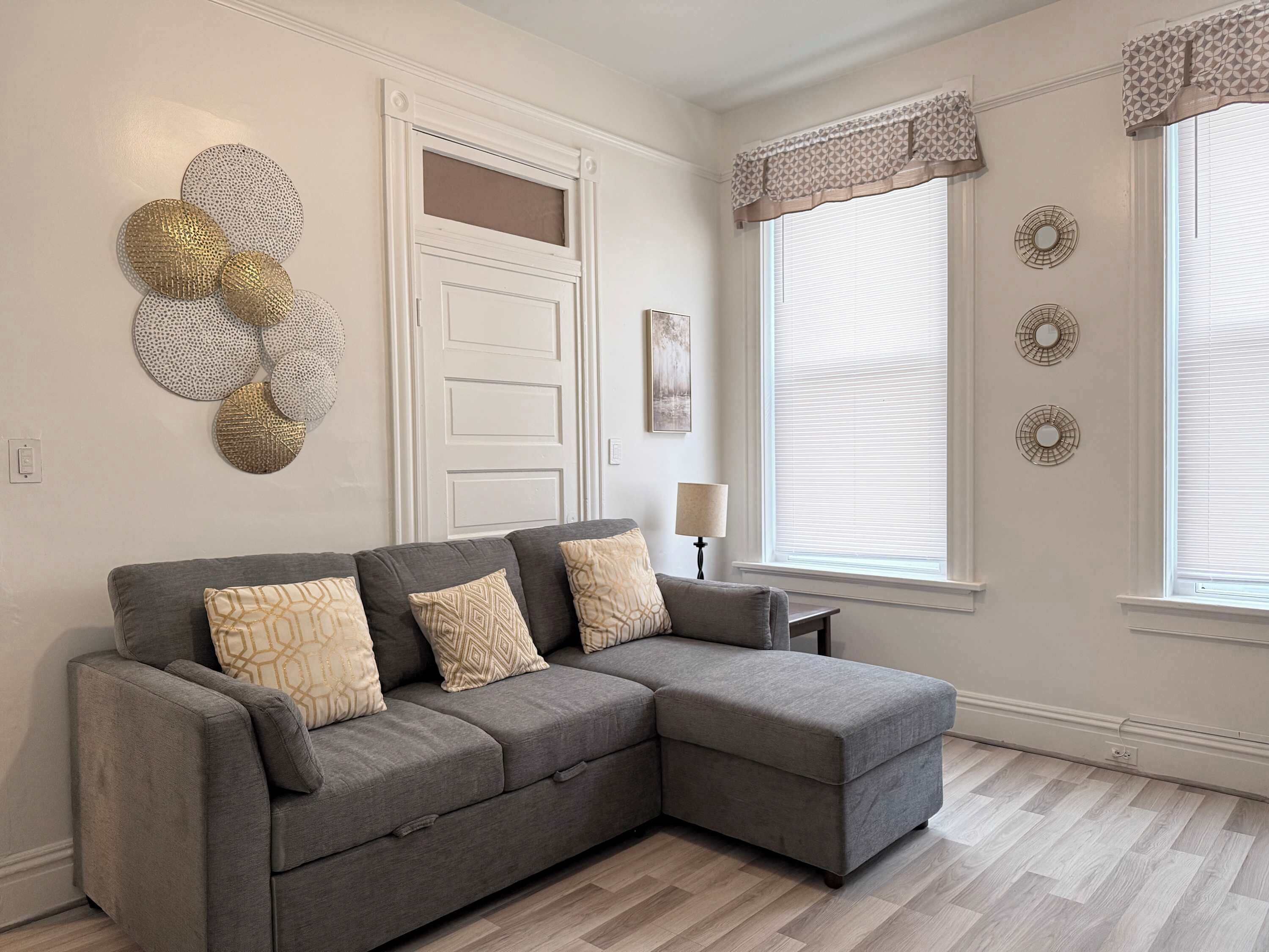 Televisión, libros y oficina 