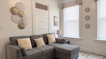 Televisión, libros y oficina