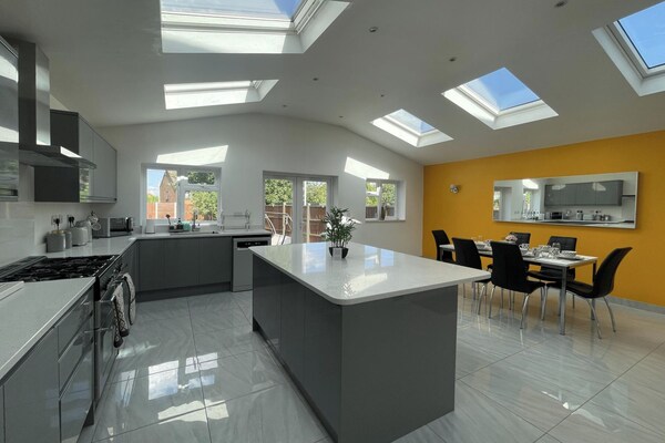 4 Bed House Sleeps 8 - Enclosed Garden - Parking - Luton