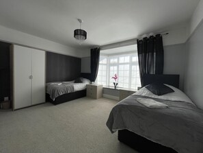 Rumah | 4 kamar tidur, seprai premium, setrika/meja setrika, dan Wi-Fi gratis