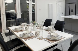Dining - Luxurious Kitchen Lrg Bedrooms Holiday Freeparking (Luton)