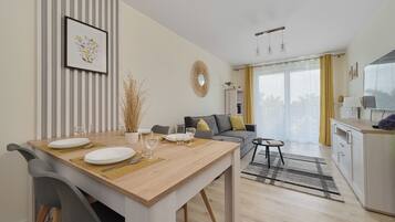 Apartment, 2 Bedrooms, Balcony | 2 bedrooms, individually decorated, bed sheets