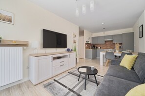 Apartamento, 2 quartos, sacada | 2 quartos, individualmente decorados, roupa de cama