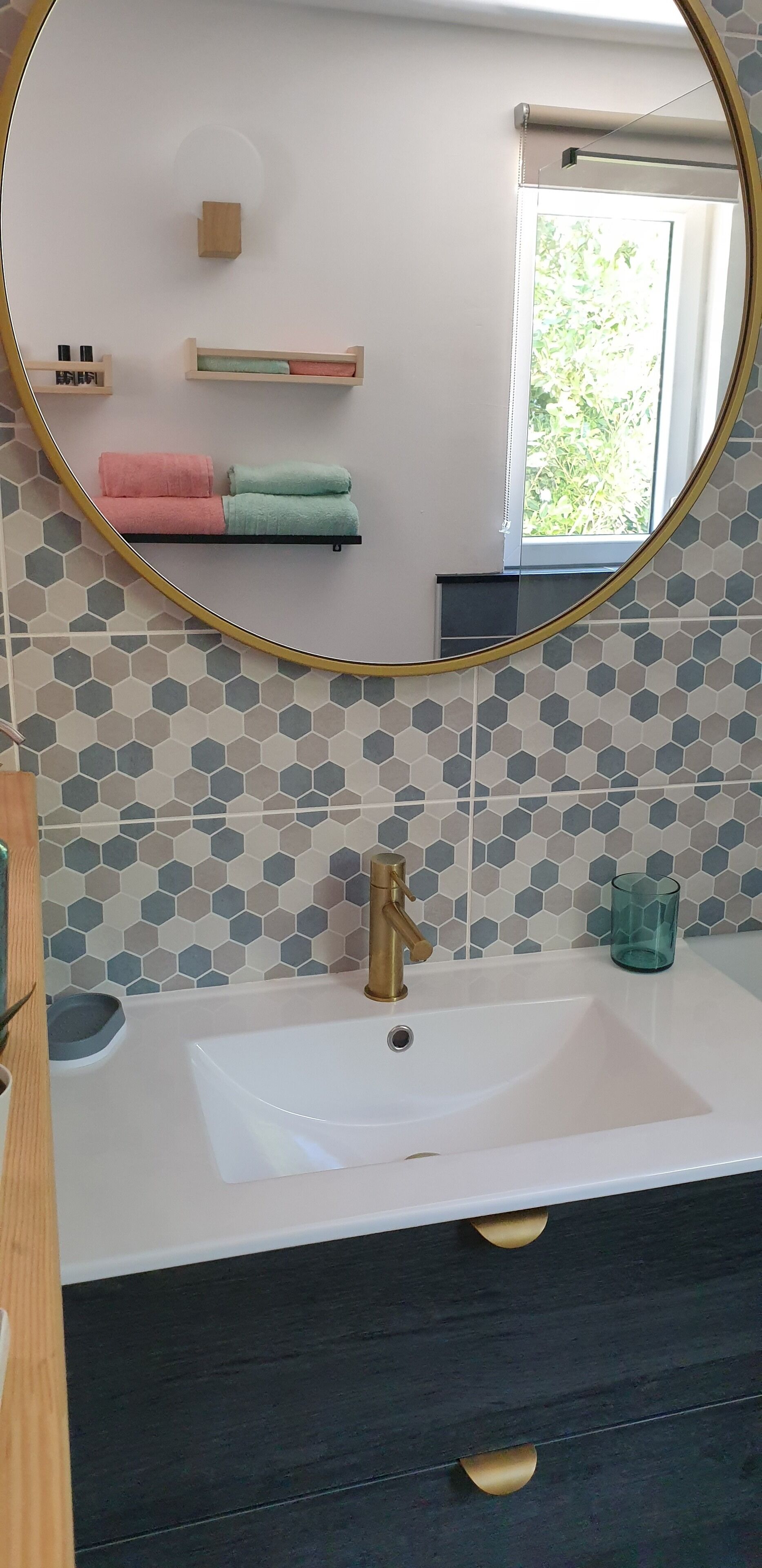 Sèche-cheveux, serviettes fournies, papier toilette
