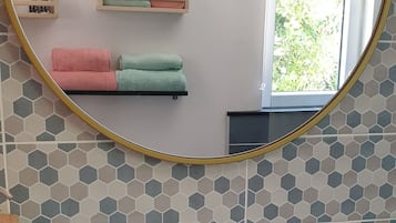 SĂšche-cheveux, serviettes fournies, papier toilette