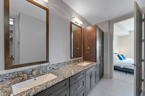 Dusche, Haartrockner, Handtücher, Shampoo