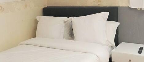 3 chambres, bureau, fer et planche Ă repasser, lit parapluie