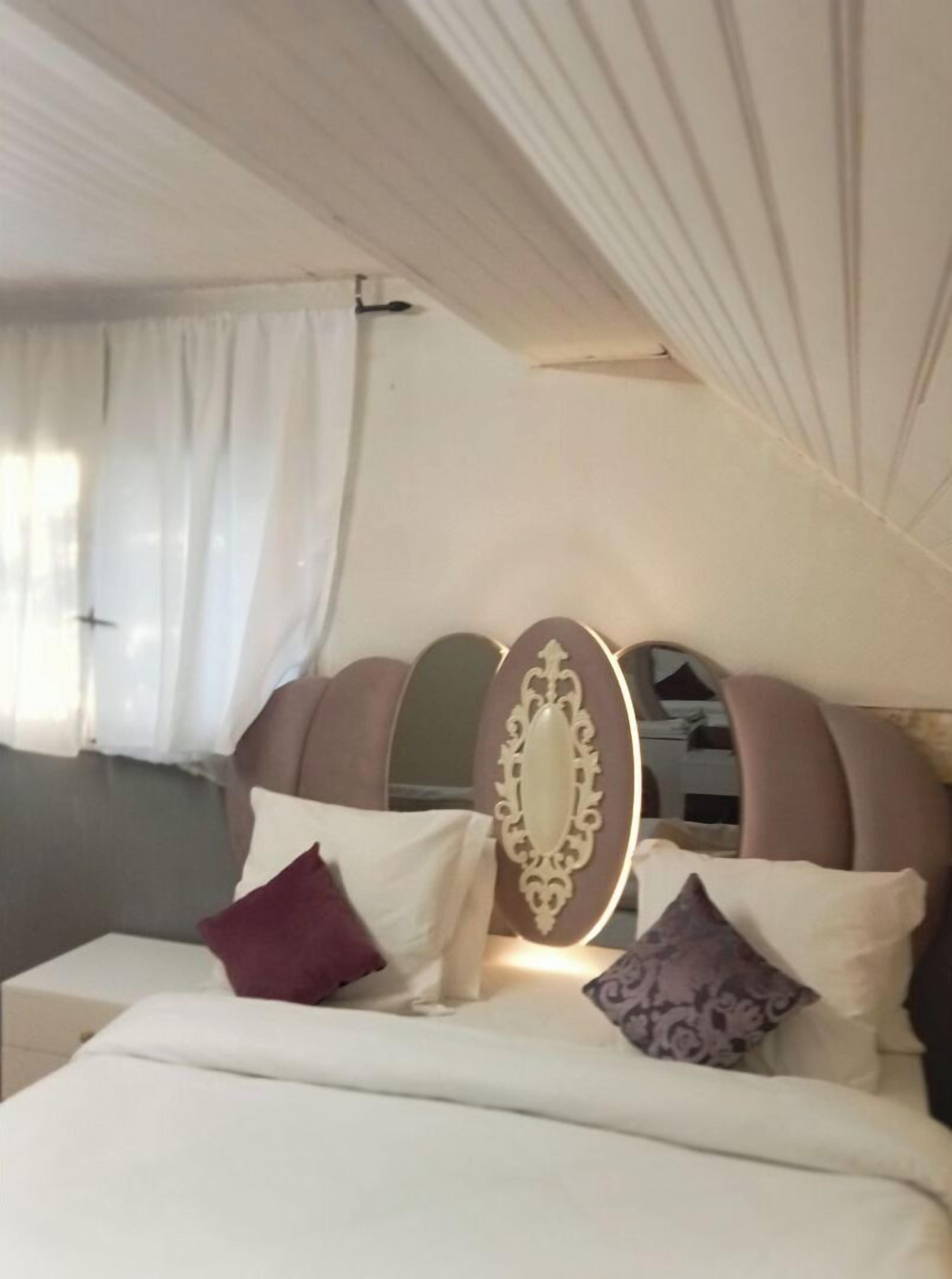 3 bedrooms, desk, iron/ironing board, travel crib