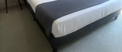 1 habitación, escritorio, tabla de planchar con plancha y wifi