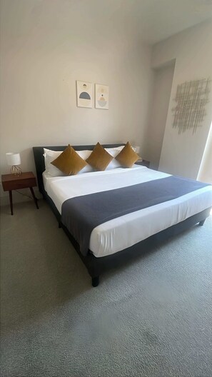 1 chambre, bureau, fer et planche à repasser, Wi-Fi
