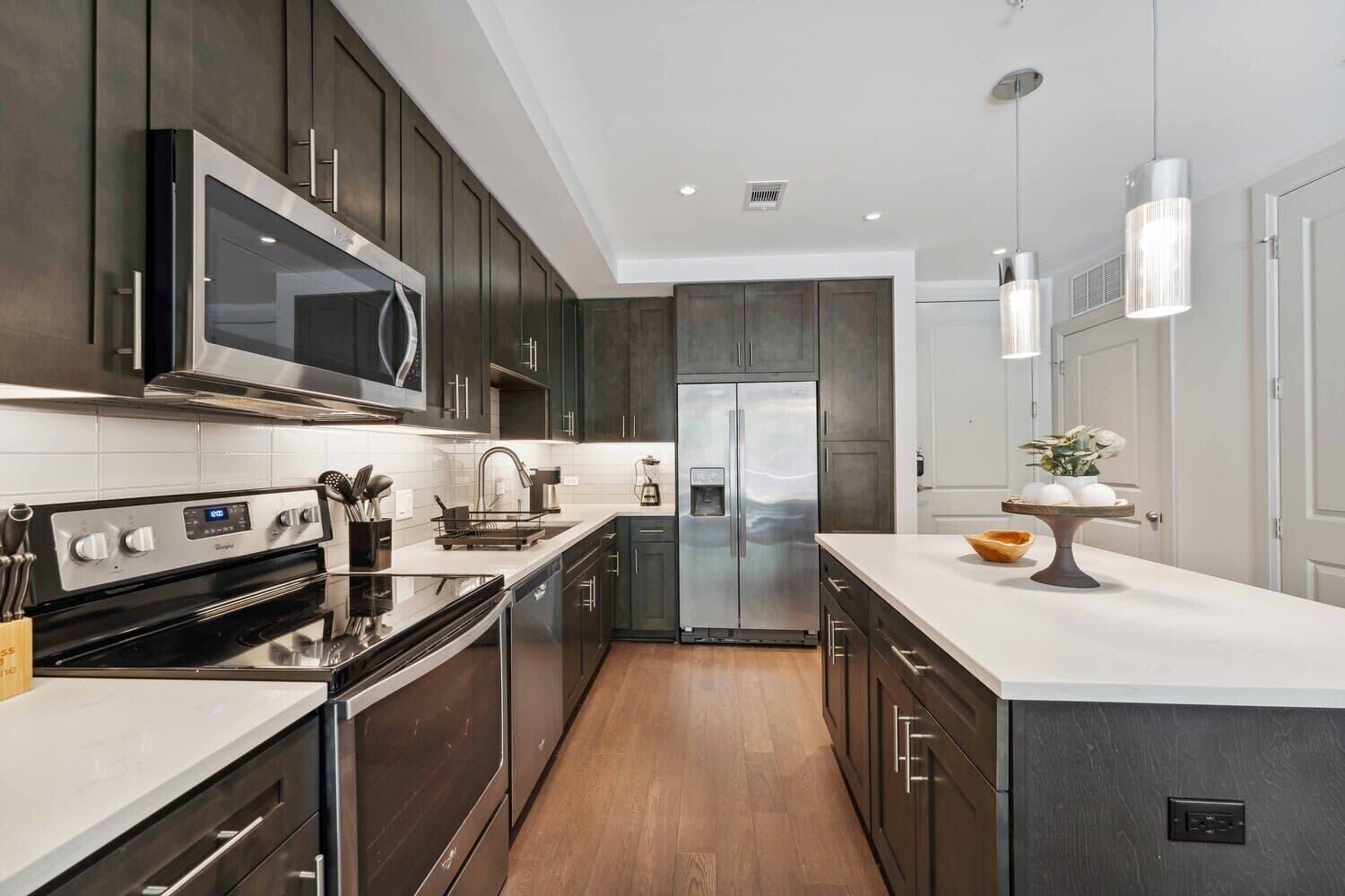 Réfrigérateur, four à micro-ondes, un four, surface de cuisson