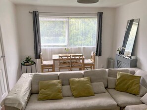 Apartamento, várias camas | Área de estar
