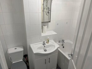 Apartamento, várias camas | Banheiro | Chuveiro, toalhas de banho