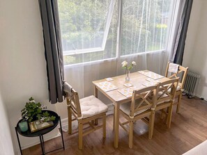 Apartamento, várias camas | Opções para refeição
