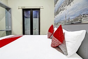 Deluxe Double Room | Free WiFi, bed sheets - Hotel O Family Guest House Syariah (Tulungagung)