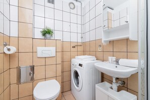 Een douche, een haardroger, handdoeken