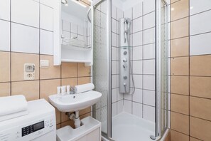 Douche, sèche-cheveux, serviettes fournies, shampoing