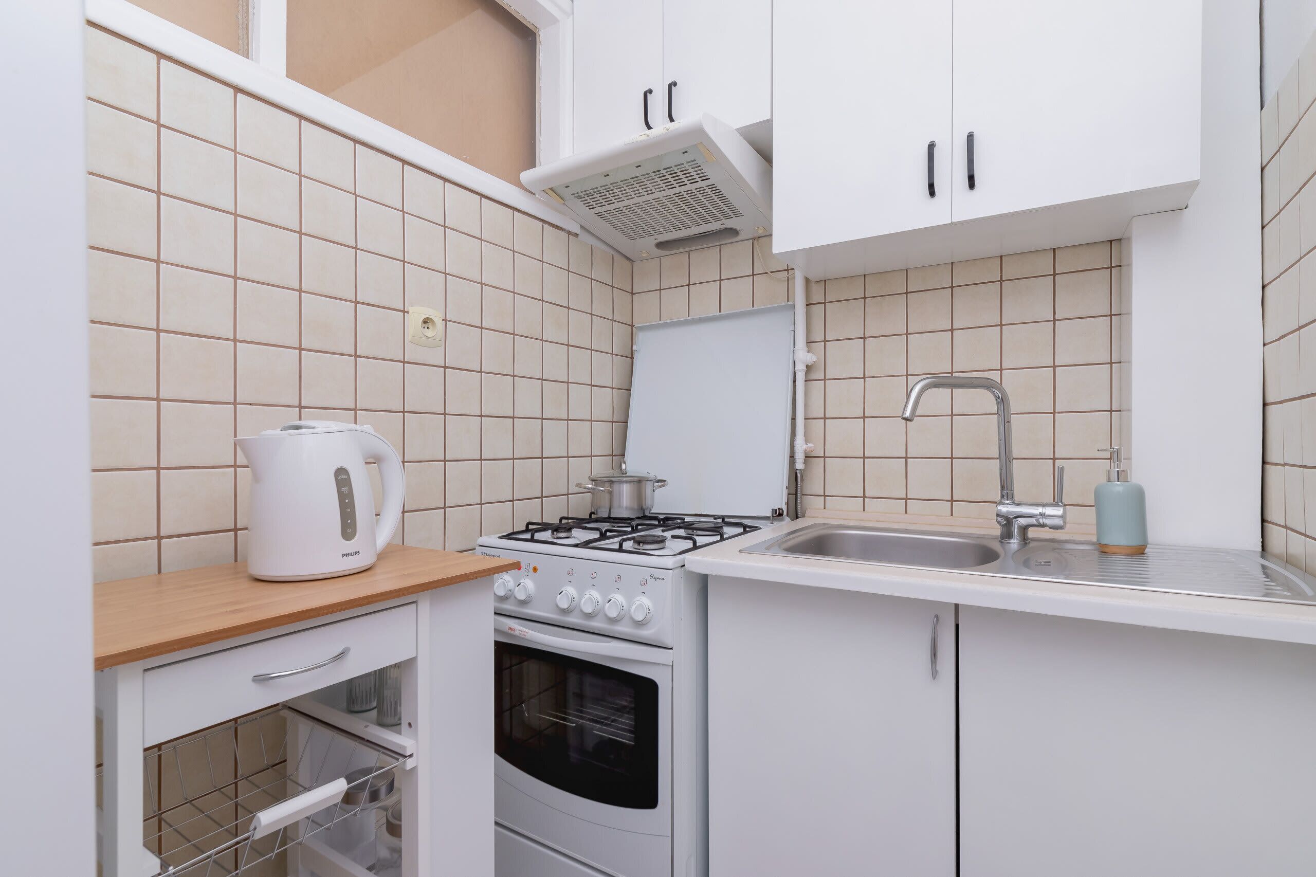 Fridge, oven, stovetop, cookware/dishes/utensils