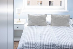 2 عدّة غرف نوم ومكتب ومكواة/لوح كي وواي فاي