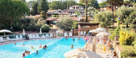 En säsongsöppen utomhuspool, parasoller och solstolar