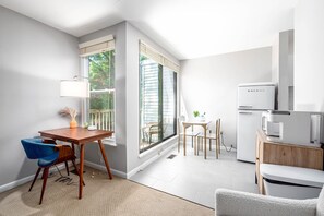 Fridge, microwave, oven, stovetop - Charming Loft 5 Min Walk to Duke University (Durham)