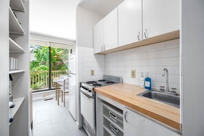 Fridge, microwave, oven, stovetop - Charming Loft 5 Min Walk to Duke University (Durham)