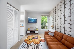 TV - Charming Loft 5 Min Walk to Duke University (Durham)