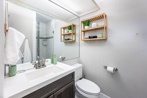 Shower - Charming Loft 5 Min Walk to Duke University (Durham)