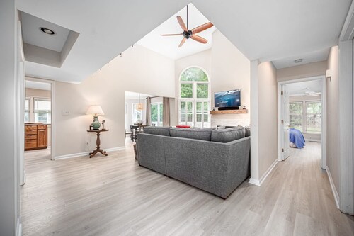 Charming Cottage Near UNC with Pool Access