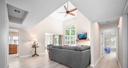 Charming Cottage Near UNC with Pool Access