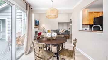 Een televisie, een open haard en een kantoor