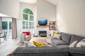 Tv, eldstad och kontor