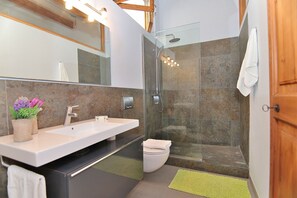 Dusche, Haartrockner, Handtücher