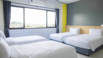 Decoración personalizada, escritorio y espacio para trabajar con laptop