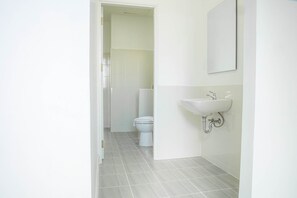 Standard Triple Room | Bathroom