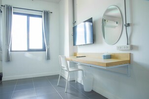 Decoración personalizada, escritorio y espacio para trabajar con laptop 