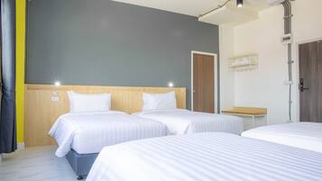 Quarto quádruplo standard | 1 quarto, individualmente decorados, escrivaninha