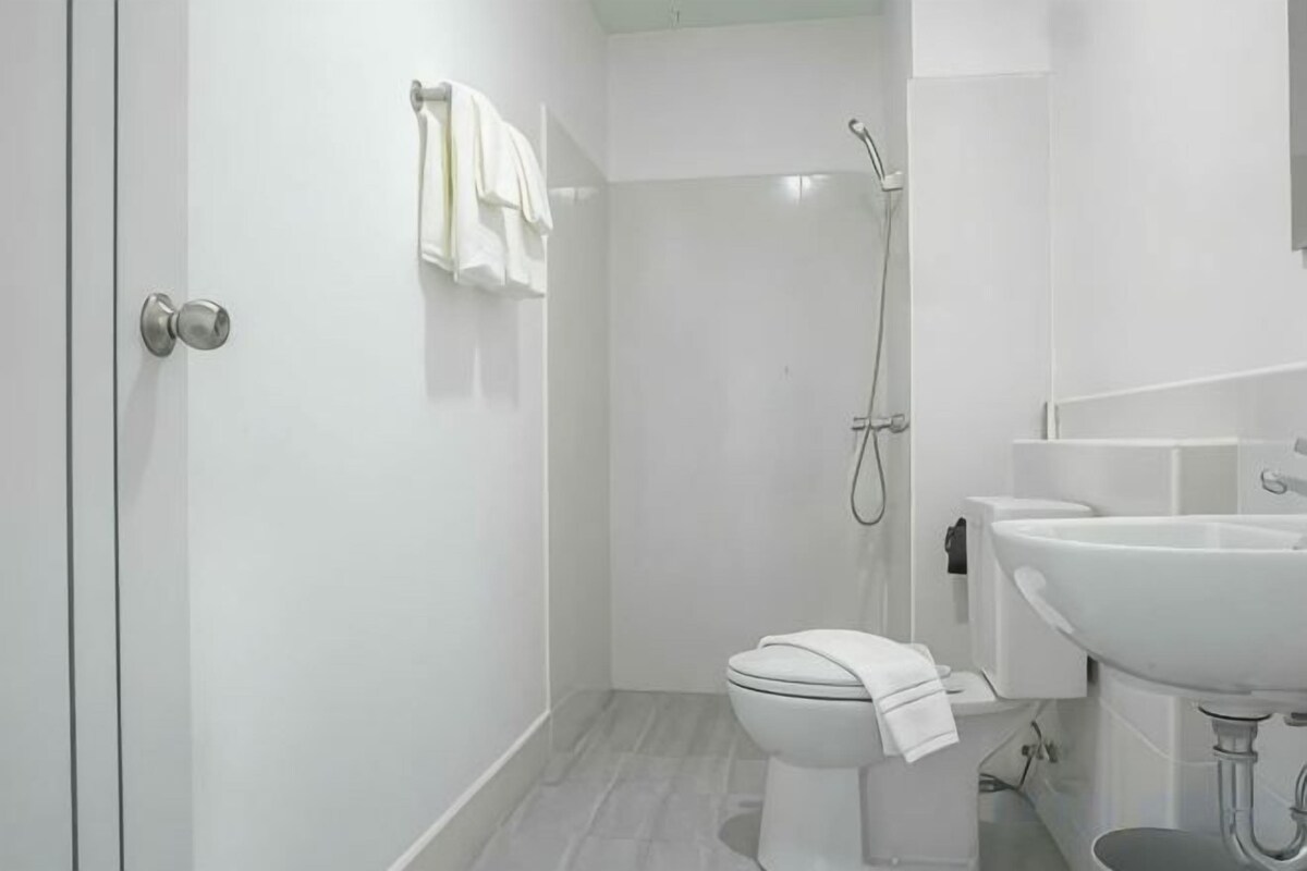 Badkamer | Een douche, een hydromassagedouche, gratis toiletartikelen, handdoeken