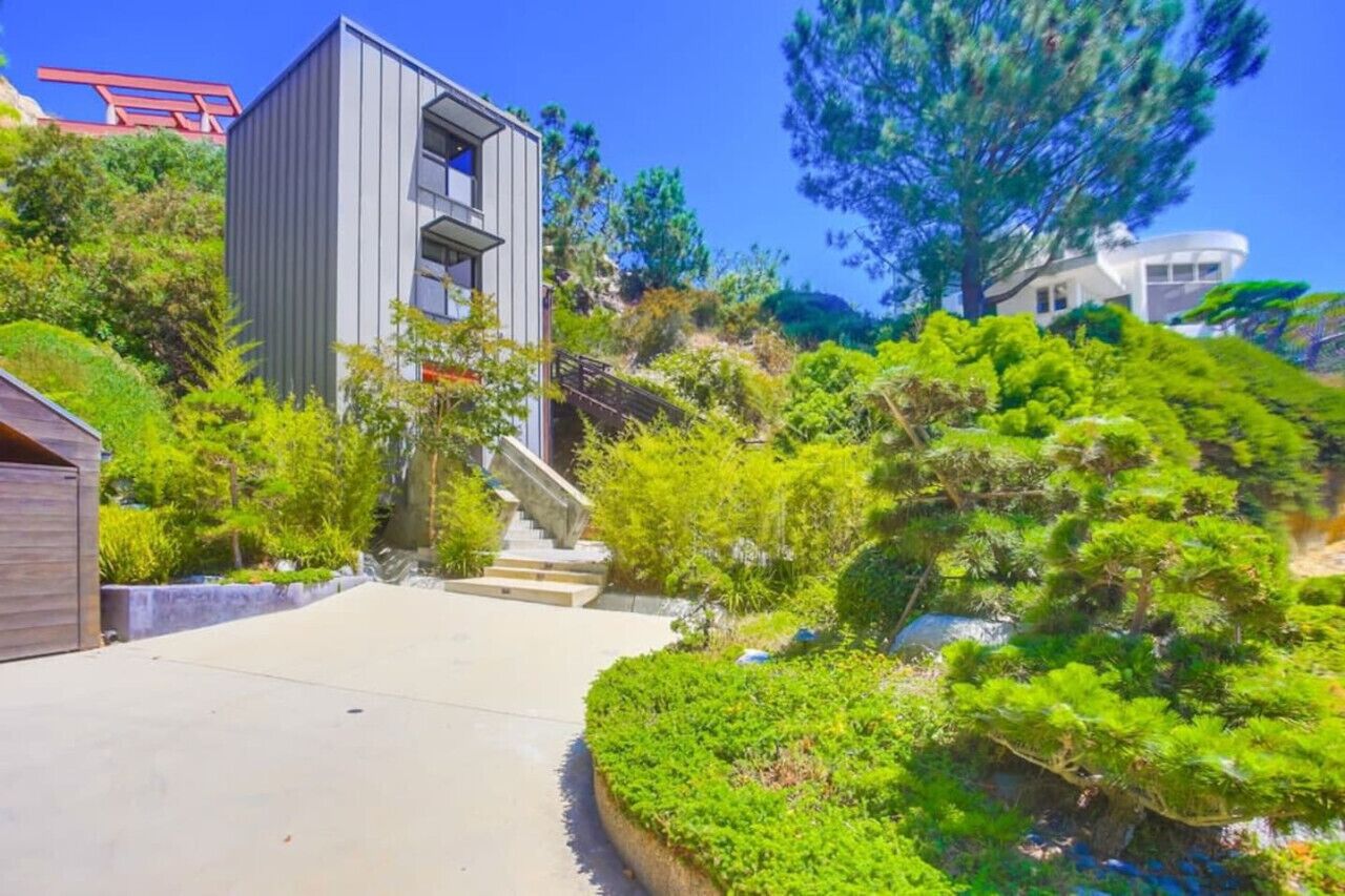 Hilltop Tower Guest Suite with Ocean Views