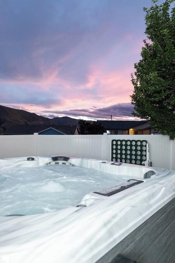 Outdoor spa tub - HotTub|Fire Pit|Outdoor Dining|EV Charger (East Wenatchee)