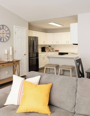 TV, fireplace - HotTub|Fire Pit|Outdoor Dining|EV Charger (East Wenatchee)