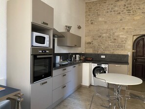 Een koelkast, een oven, een kookplaat, een waterkoker