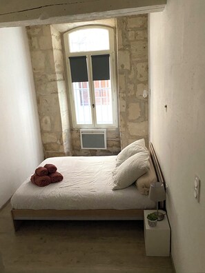 1 slaapkamer, geluiddichte muren, een strijkplank/strijkijzer