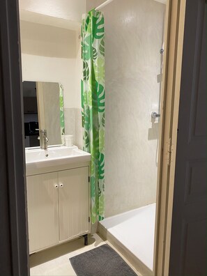 Een douche, gratis toiletartikelen, een haardroger, handdoeken